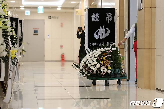 '이태원 핼러윈 참사' 대구지역 희생자인 20대 여성 김모 씨가 31일 오후 고향인 대구의 한 상급종합병원 영안실에 안치된 가운데 장례업체 관계자들이 빈소를 준비하고 있다. 2022.10.31/뉴스1 ⓒ News1 공정식 기자