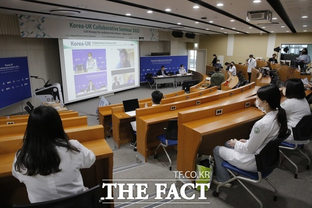 28일 전남대학교병원과 런던 퀸메리대학교가 '심혈관 질환 세포 치료’에 관한 주제로 공동 세미나를 온라인으로 개최했다./ 전남대병원 제공