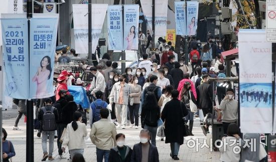 '한국형 블랙프라이데이'로 불리는 코리아세일페스타 시작을 하루 앞둔 지난해 10월 31일 서울 명동 거리에 홍보 현수막이 걸려 있다./김현민 기자 kimhyun81@