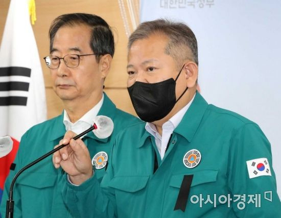 이상민 행정안전부 장관이 30일 서울 종로구 정부서울청사 브리핑실에서 검은 리본을 가슴에 달고 '이태원 압사 참사'와 관련, 브리핑에서 취재진의 질의에 답하고 있다./강진형 기자aymsdream@