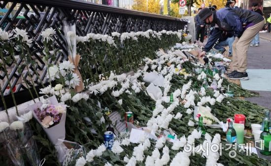 31일 서울 용산구 지하철 6호선 이태원역 1번 출구 앞에 마련된 '핼러윈 인파' 압사 사고 희생자 추모 공간에 한 시민이 희생자들을 추모하고 있다./김현민 기자 kimhyun81@