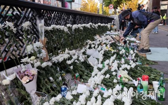 31일 서울 용산구 지하철 6호선 이태원역 1번 출구 앞에 마련된 '핼러윈 인파' 압사 사고 희생자 추모 공간에 한 시민이 희생자들을 추모하고 있다. 사진=김현민 기자 kimhyun81@