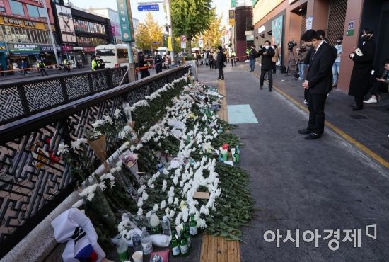 31일 서울 용산구 지하철 6호선 이태원역 1번 출구 앞에 마련된 '핼러윈 인파' 압사 사고 희생자 추모 공간에 한 시민이 희생자들을 추모하고 있다./김현민 기자 kimhyun81@