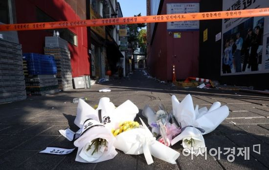 31일 서울 용산구 이태원 '핼러윈 인파' 압사 사고 현장에 희생자를 추모하는 국화가 놓여 있다. 사진=김현민 기자 kimhyun81@