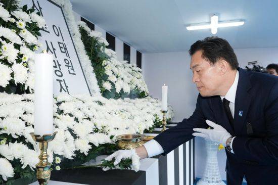 이재준 수원시장이 31일 오후 수원시청 본관에 마련된 이태원 사고 사망자 합동분향소에 헌화하고 있다.