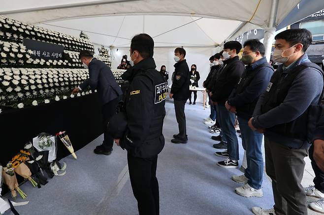 경찰 과학수사대 대원들이 31일 오후 '이태원 참사' 현장감식을 하기에 앞서 서울 용산구 녹사평역광장에 설치된 이태원 사고 사망자 합동분향소를 먼저 찾아 조문하고 있다./연합뉴스