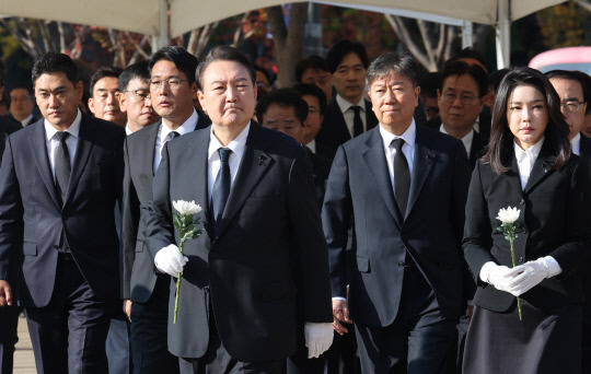 윤석열 대통령과 김건희 여사가 31일 오전 서울광장에 마련된 이태원 사고 사망자 합동분향소를 방문, 헌화를 위해 이동하고 있다. 사진=연합뉴스