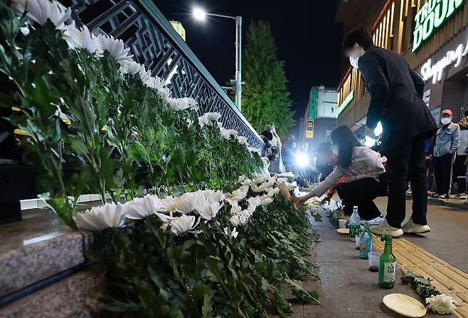 지난 30일 오후 서울 용산구 지하철 6호선 이태원역 1번 출구 앞에 마련된 '핼러윈 인파' 압사 사고 희생자 추모 공간에서 시민들이 헌화하고 있다. ⓒ 연합뉴스