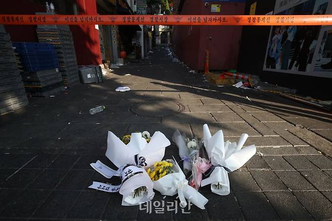 31일 대규모 압사 참사가 일어난 서울 용산구 이태원에서 시민들이 헌화한 꽃이 놓여 있다. ⓒ데일리안 김민호 기자