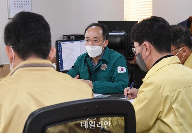 추경호 경제부총리 겸 기획재정부 장관이 10월 30일 오전 서울 종로구 정부서울청사에서 이태원 사고와 관련 긴급상황점검대책회의를 소집, 회의를 주재하고 있다. ⓒ기획재정부