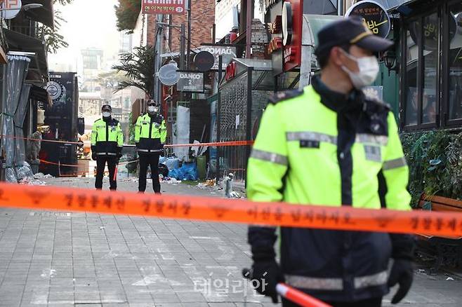 대규모 압사 참사가 일어난 서울 용산구 이태원에서 경찰들이 31일 도로를 통제하고 있다. ⓒ데일리안 김민호 기자