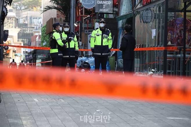 31일 대규모 압사 참사가 일어난 서울 용산구 이태원에서 경찰들이 도로를 통제하고 있다. ⓒ데일리안 김민호 기자