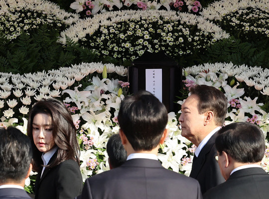 윤석열 대통령과 김건희 여사가 31일 오전 서울 중구 서울시청 광장에 설치된 이태원 사고 사망자 합동분향소를 찾아 조문하고 있다.  연합뉴스