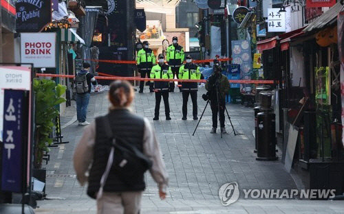 31일 오전 경찰 관계자들이 서울 용산구 이태원 세계음식문화거리 출입을 통제하고 있다.   연합뉴스