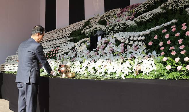 한덕수 국무총리가 헌화하고 있다.