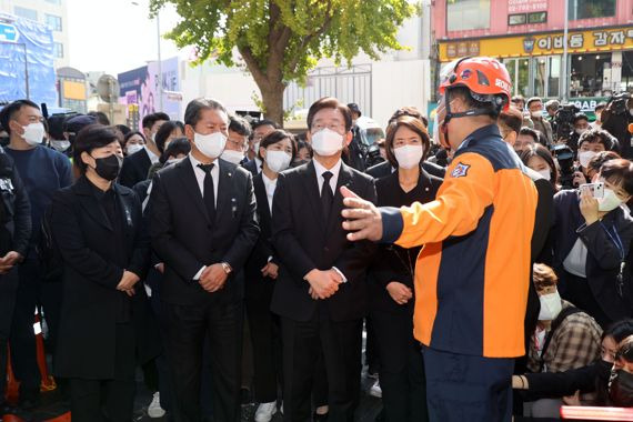 더불어민주당 이재명 대표가 31일 오전 서울 용산구 이태원 압사 참사 현장을 찾아 최성범 용산소방서장으로 부터 브리핑을 받으며 사고에 관해 질문하고 있다. 사진=서동일 기자