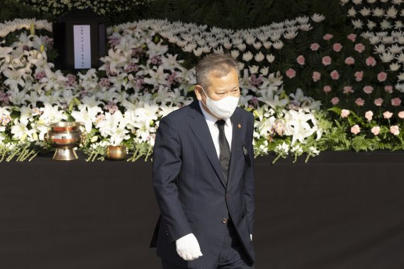 이상민 행정안전부 장관이 10월31일 오전 서울시청앞에 마련된 이태원사고 사망자 합동 분향소를 찾아 헌화를 마치고 이동하고 있다. (공동취재) /사진=뉴스1