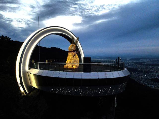 새로 단장한 대구 앞산전망대 전경. 대구시 제공