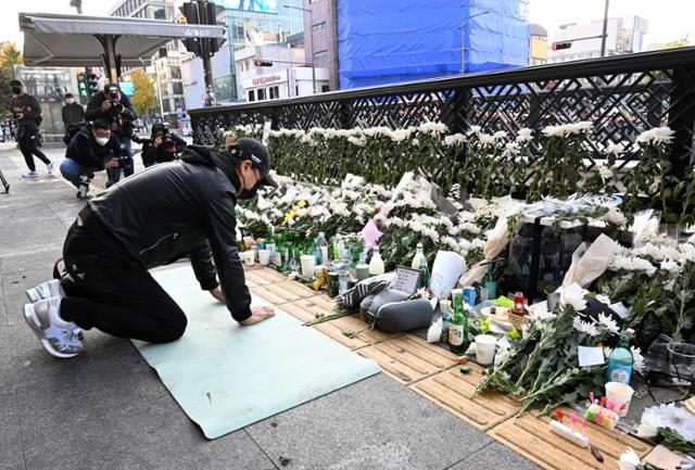 31일 서울 용산구 이태원 참사가 발생한 현장 인근에 마련된 임시 추모소에서 한 시민이 절을 하고 있다 홍인기 기자