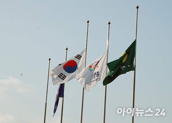 충남도가 30일 서울 '이태원 참사'와 관련 조기를 게양하고 있다 [사진=충남도 제공]