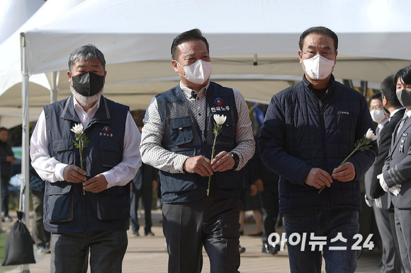 김동명 한국노총 위원장(왼쪽) 등 관계자들이이 31일 서울광장에 마련된 '이태원 참사'로 숨진 희생자들 합동분향소를 찾아 조문하고 있다.[사진=김성진 기자]