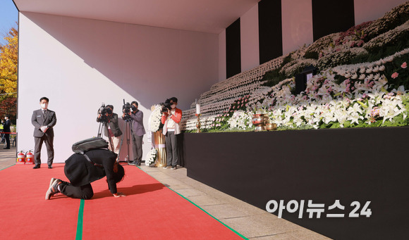 31일 오전 서울광장에 마련된 이태원 사고 사망자 합동분향소를 찾은 한 시민이 이태원 참사 희생자들 조문을 마치고 오열하고 있다. [사진=김성진 기자]