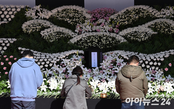 31일 오전 서울광장에 마련된 이태원 사고 사망자 합동분향소를 찾은 시민들이 희생자들을 추모하고 있다. [사진=김성진 기자]