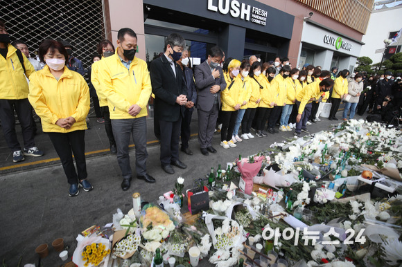 31일 대규모 압사 참사가 일어난 서울 용산구 이태원에서 세월호 참사 유가족들이 묵념을 하고 있다. [사진=김성진 기자]