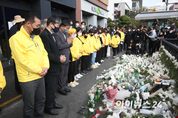 31일 대규모 압사 참사가 일어난 서울 용산구 이태원에서 세월호 참사 유가족들이 묵념을 하고 있다. [사진=김성진 기자]