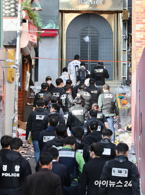 이태원 압사 참사를 수사 중인 서울경찰청 수사본부와 국립과학수사연구원들이 31일 서울 용산구 이태원 압사 참사 현장을 합동감식하고 있다. [사진=김성진 기자]