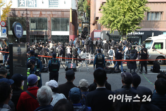 31일 서울 용산구 이태원 압사 참사 현장에서 서울경찰청 수사본부와 국립과학수사연구소의 합동감식이 진행되는 가운데 시민들이 그 모습을 지켜보고 있다. [사진=김성진 기자]