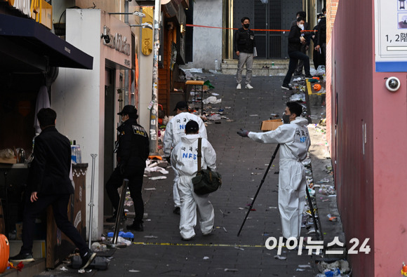 이태원 압사 참사를 수사 중인 서울경찰청 수사본부와 국립과학수사연구원들이 31일 서울 용산구 이태원 압사 참사 현장을 합동감식하고 있다. [사진=김성진 기자]