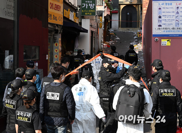 이태원 압사 참사를 수사 중인 서울경찰청 수사본부와 국립과학수사연구원들이 31일 서울 용산구 이태원 압사 참사 현장을 합동감식을 위해 들어서고 있다. [사진=김성진 기자]