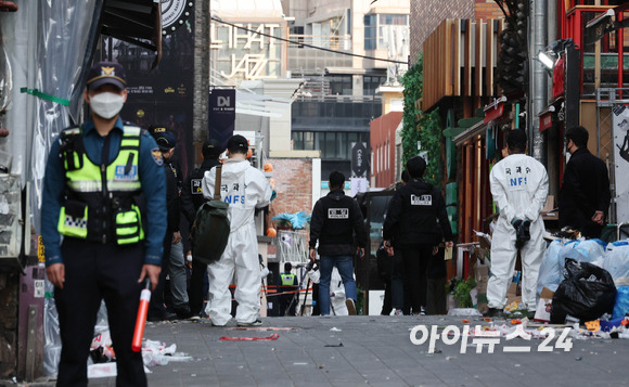 이태원 압사 참사를 수사 중인 서울경찰청 수사본부와 국립과학수사연구원들이 31일 서울 용산구 이태원 압사 참사 현장을 합동감식하고 있다. [사진=김성진 기자]