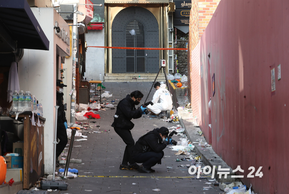 이태원 압사 참사를 수사 중인 서울경찰청 수사본부와 국립과학수사연구원들이 31일 서울 용산구 이태원 압사 참사 현장을 합동감식하고 있다. [사진=김성진 기자]