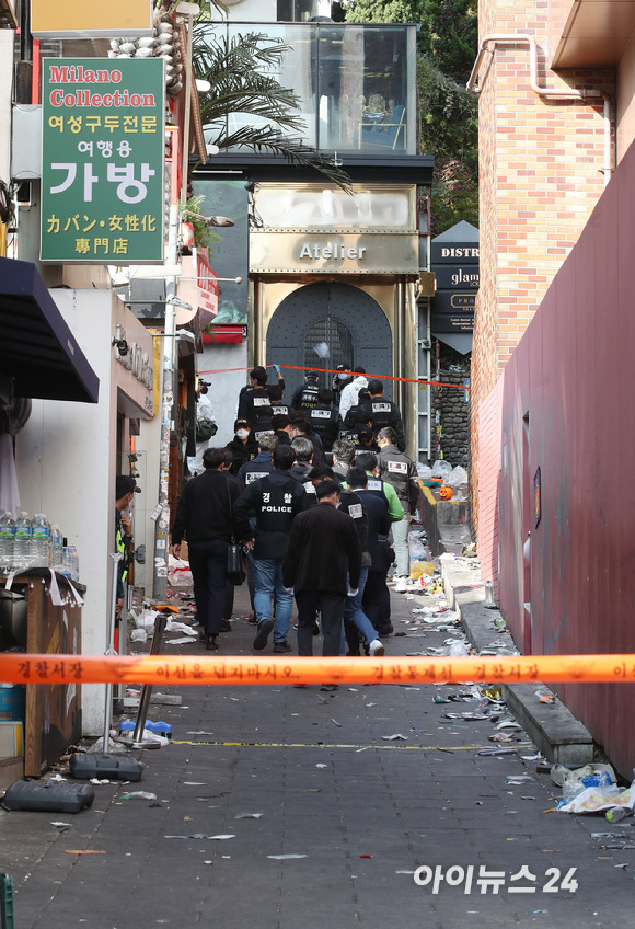 이태원 압사 참사를 수사 중인 서울경찰청 수사본부와 국립과학수사연구원들이 31일 서울 용산구 이태원 압사 참사 현장을 합동감식하고 있다. [사진=김성진 기자]