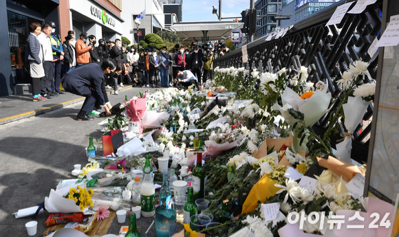 31일 오후 서울 용산구 지하철 6호선 이태원역 1번 출구 앞에 마련된 '핼러윈 인파' 압사 사고 희생자 추모 공간에서 시민이 추모하고 있다. [사진=김성진 기자]