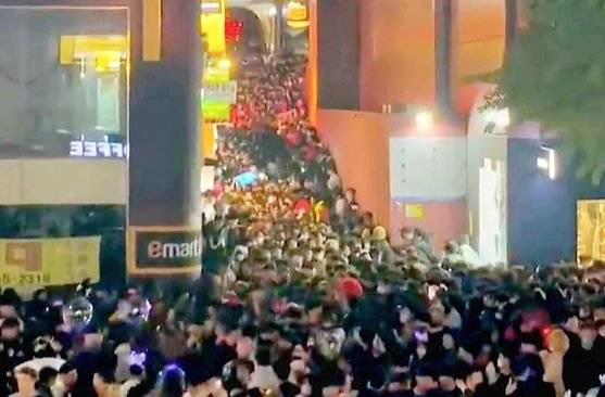 이태원역 1번출구 방향에서 본 사고 전 가득한 인파.