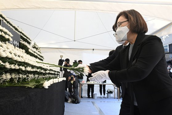 박희영 용산구청장이 31일 오전 서울 용산구 녹사평역 광장에 설치된 이태원 사고 사망자 합동분향소에서 헌화하고 있다. 사진 공동취재단=뉴스1