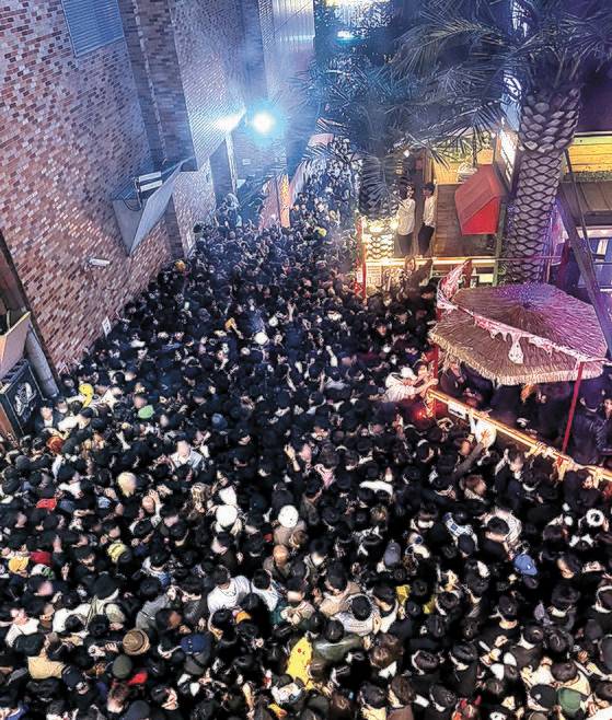 지난 29일 밤 서울 용산구 이태원동 해밀톤 호텔 부근 도로에 시민들이 몰려 있다. 이날 핼러윈 행사 중 인파가 넘어지면서 다수 사상자가 발생했다. 독자제공. 연합뉴스