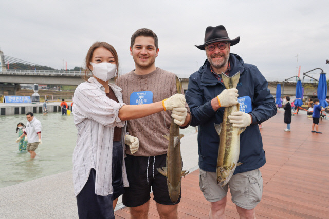 ▲ 2022양양연어축제가 사흘간의 일정을 마치고 30일 폐막했다.