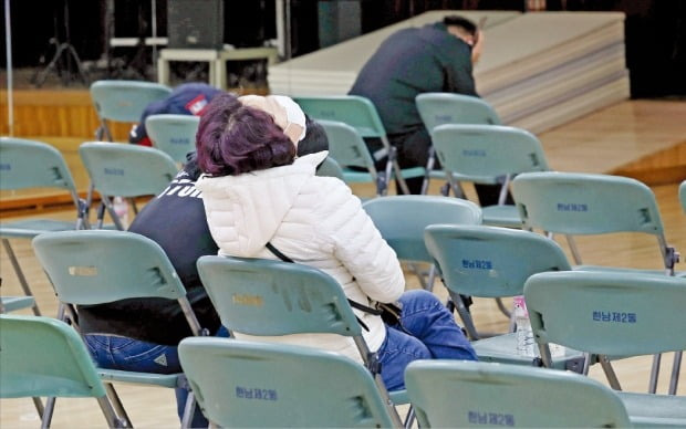 < 제발… > 30일 서울 한남동주민센터에서 이태원 압사 사고 관련 실종자 신고를 마친 가족들이 대기실에서 소식을 기다리고 있다. 지난 29일 사고 발생 후부터 이날까지 4000건이 넘는 실종 신고가 접수됐다.  김범준  기자