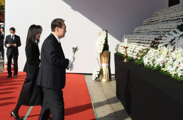 윤석열 대통령과 배우자 김건희 여사가 31일 오전 서울광장에 마련된 이태원 사고 사망자 합동분향소를 방문해 조문하고 있다. 연합뉴스