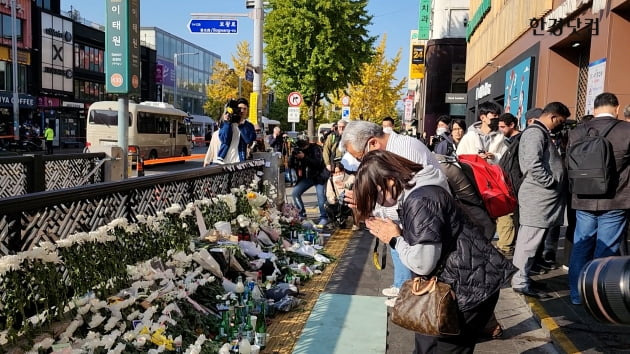 31일 서울 용산구 이태원역 1번 출구 앞에 마련된 임시 추모공간에서 시민들이 조문 하고 있다. 사진=신용현 기자