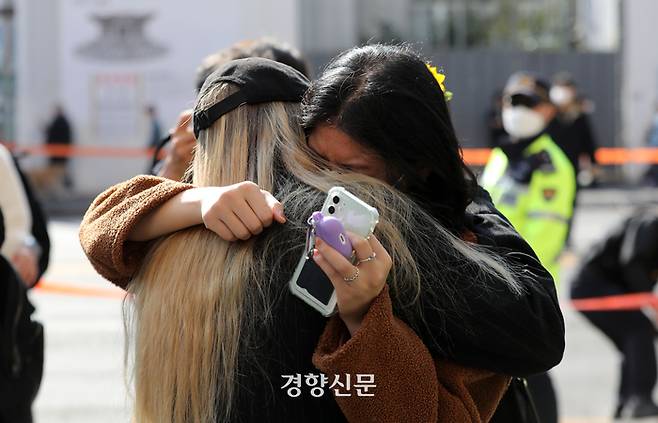 이태원 핼로윈 참사 발생 이틀 후인 31일 서울 용산구 이태원역 1번 출구 근처에서 시민들이 부등켜 안고 눈물을 흘리고 있다. /김창길기자