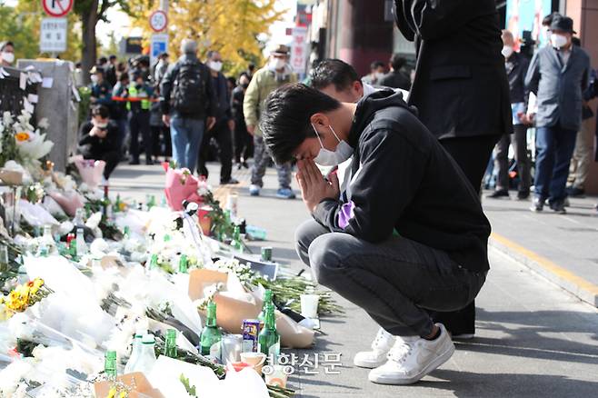 시민들이  31일 서울 용산구 이태원역 1번 출구 추모공간에서 핼러윈 참사 피해자들에게 헌화와 묵념을 하고 있다. 한수빈 기자