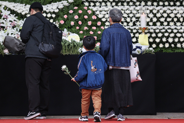 31일 오후 서울 중구 서울광장에 마련된 이태원 사고 사망자 합동분향소에서 한 어린이가 조문하고 있다.  연합뉴스