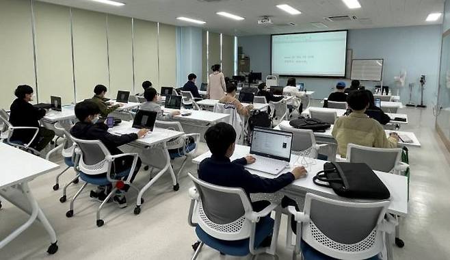 시흥시-서울대 북부교육장에서 진행 중인 스누콤 초등코딩 수업