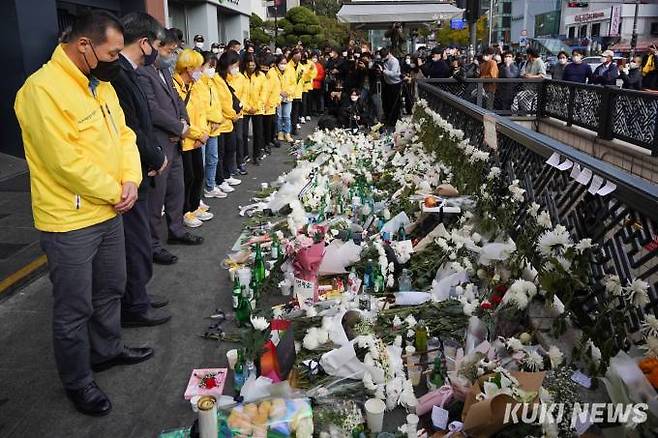 31일 오후 서울 용산구 이태원역 1번 출구 앞에 마련된 '이태원 압사 사고' 희생자 추모공간을 찾은 세월호 유가족들이 묵념하고 있다.