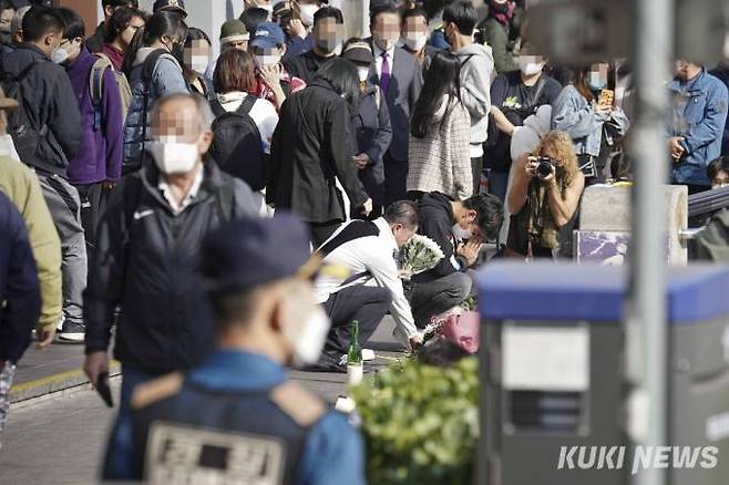 31일 오후 서울 용산구 이태원역 1번 출구 앞에 마련된 '이태원 압사 사고' 희생자 추모공간을 찾은 시민들이 애도하고 있다.